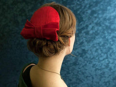 LULU - SILK FASCINATOR WITH A BOW IN TRUE RED KARDINAL ROUGE © Seegang Berlin