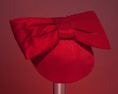 LULU - SILK FASCINATOR WITH A BOW IN TRUE RED KARDINAL ROUGE © Seegang Berlin