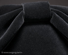 LULU - VELVET FASCINATOR WITH A BOW BACK IN BLACK © Seegang Berlin