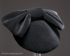 LULU - VELVET FASCINATOR WITH A BOW BACK IN BLACK © Seegang Berlin