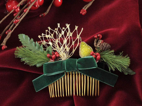 SET HAIR COMB AND BROOCH - CHRISTMAS ACCESSORIES WITH CLASSIC GREEN VELVET, GOLDEN VEIL AND FLORAL DETAILS © Seegang Berlin