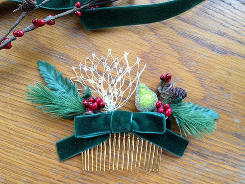 SET HAIR COMB AND BROOCH - CHRISTMAS ACCESSORIES WITH CLASSIC GREEN VELVET, GOLDEN VEIL AND FLORAL DETAILS © Seegang Berlin