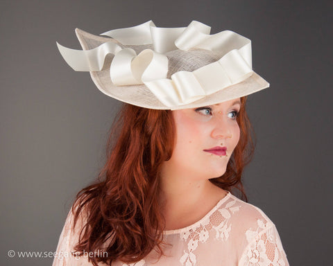 STATEMENT HAT - ASCOT WORTHY WITH A BIG AIRY DRAPED BOW © Seegang Berlin