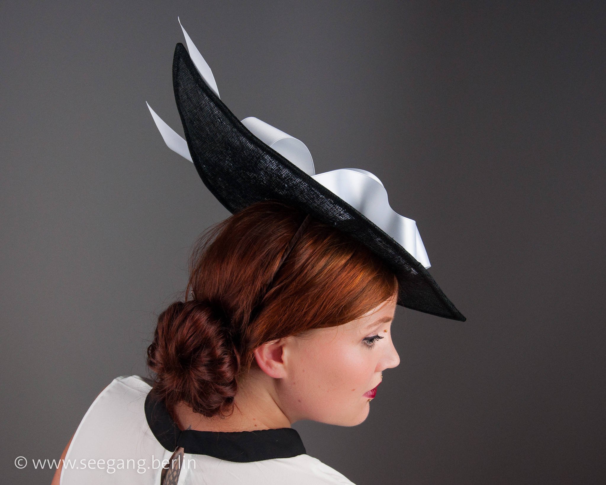 STATEMENT HAT - ASCOT WORTHY WITH A BIG AIRY DRAPED BOW © Seegang Berlin