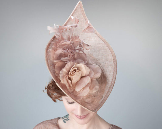 STATEMENT HAT - ROSEWOOD HEADDRESS WITH A ROSE AND CURLED, SWINGING FEATHERS © Seegang Berlin