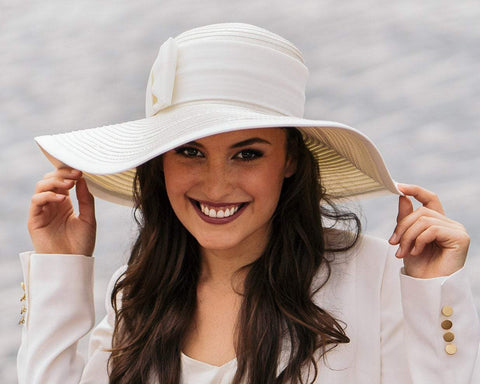 STATEMENT HAT - SUMMER WHITE WITH A WIDE BRIM AND A BOW © Seegang Berlin