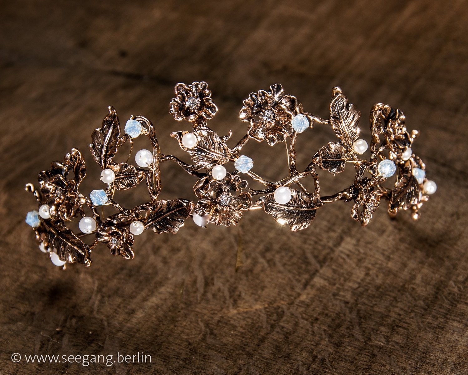 TIARA - BRIDAL JEWELLERY IN GOLDEN COLOUR WITH PATINA AND PEARLS © Seegang Berlin