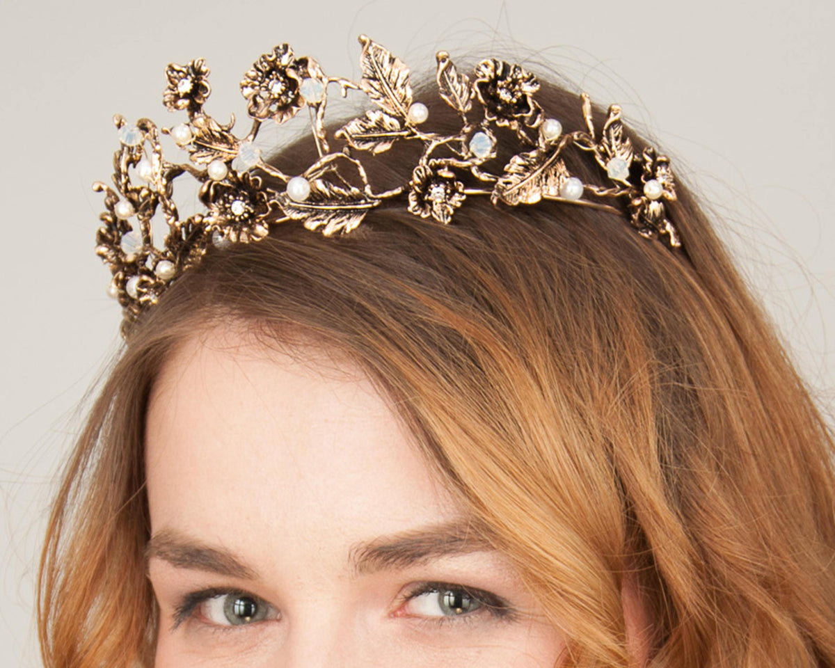 TIARA - BRIDAL JEWELLERY IN GOLDEN COLOUR WITH PATINA AND PEARLS © Seegang Berlin